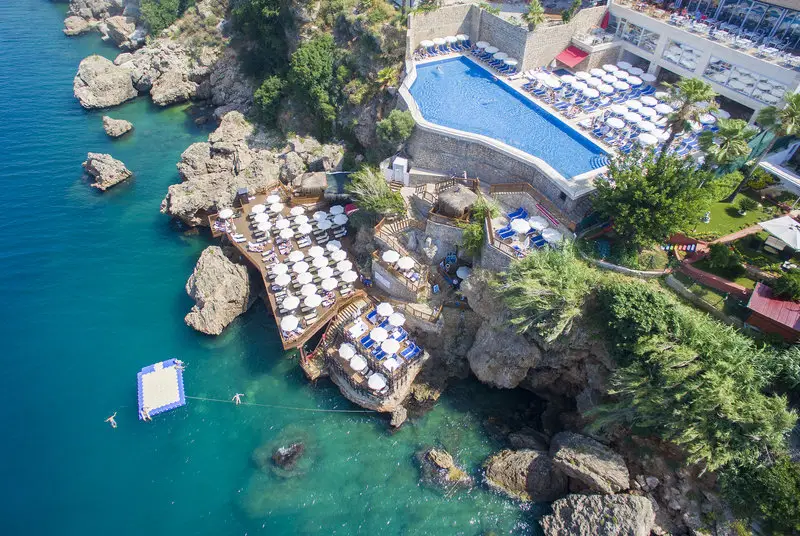 Badeplattform und Pool an der Felsküste des Ramada Plaza Antalya