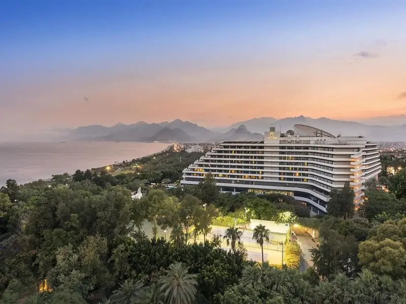 Hotelanlage zwischen Park und Meer bei Abendlicht