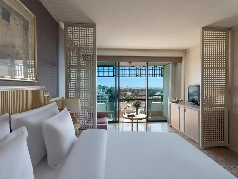 Zimmer im Rixos Downtown Antalya mit Bett, Sitzecke und Zugang zum Balkon