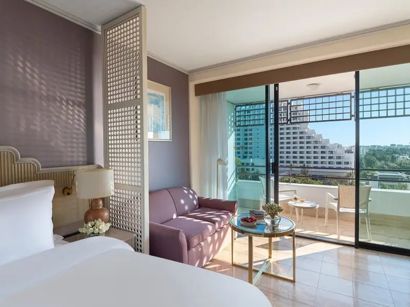 Hotelzimmer im Rixos Downtown Antalya mit gepolsterter Sitzecke und großem Fenster