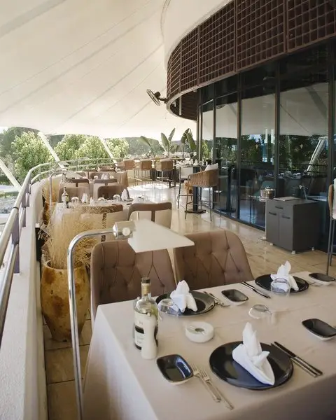 Gedeckte Tische auf der überdachten Restaurantterrasse des Rixos Downtown Antalya