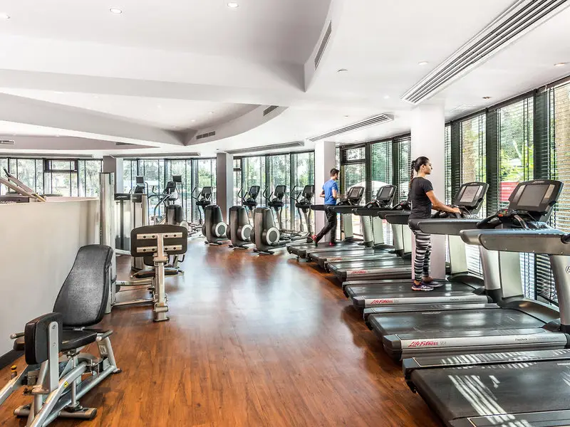 Fitnessraum im Rixos Downtown Antalya mit Laufbändern vor großen Fenstern