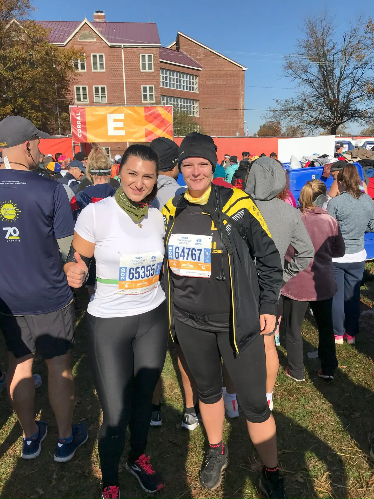 Zwei Läuferinnen im Startbereich des New York Marathons 2019.