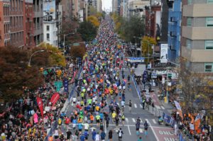 Läuferinnen und Läufer auf einer dicht gefüllten Straße beim New York Marathon.